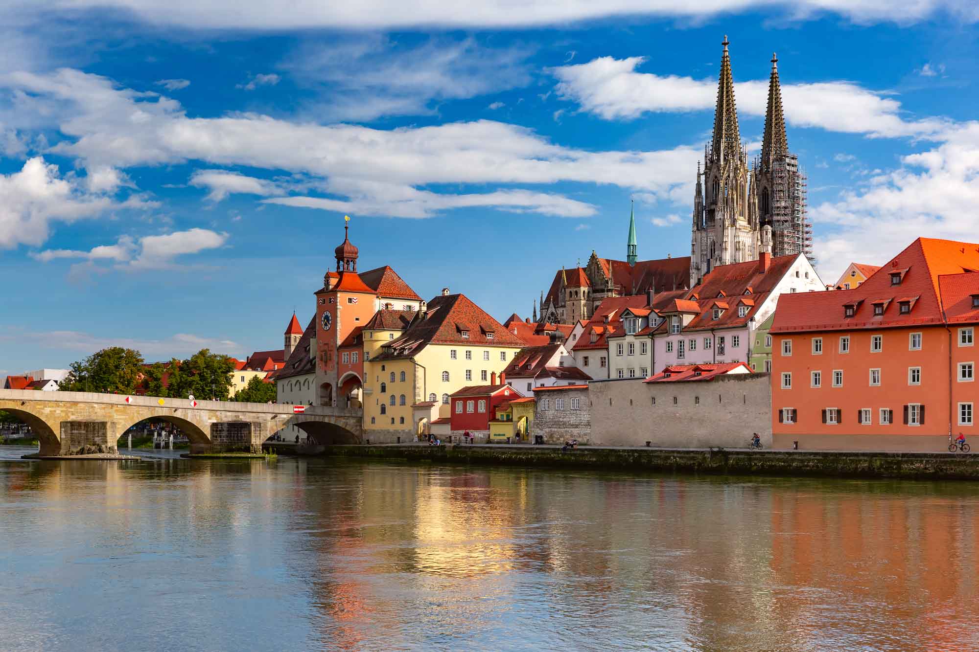 Modernes Taxi vor dem Regensburger Dom – Taxizentrale Regensburg für schnelle und zuverlässige Fahrten